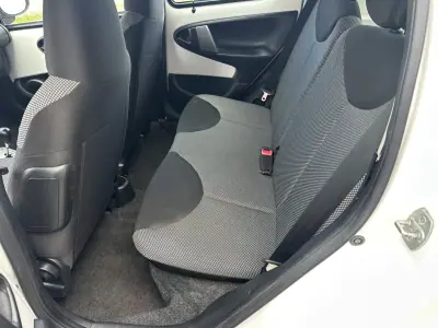 Toyota Aygo 2012 - 8290 EUR, 121000 km - AUTO.MOTO.pt - 121000km - foto 13 de 16
