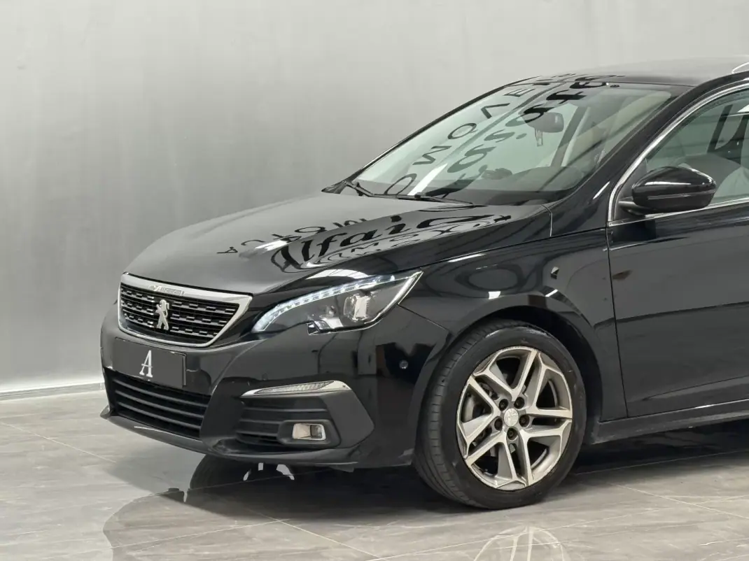 Peugeot 308 2018 - 11890 EUR, 159000 km - AUTO.MOTO.pt - 159000km - foto 10 de 35