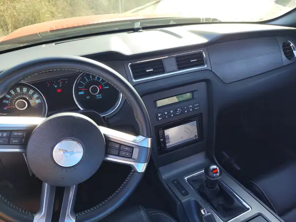 Ford Mustang 2013 - 27500 EUR, 32000 km - AUTO.MOTO.pt - 32000km - foto 12 de 15