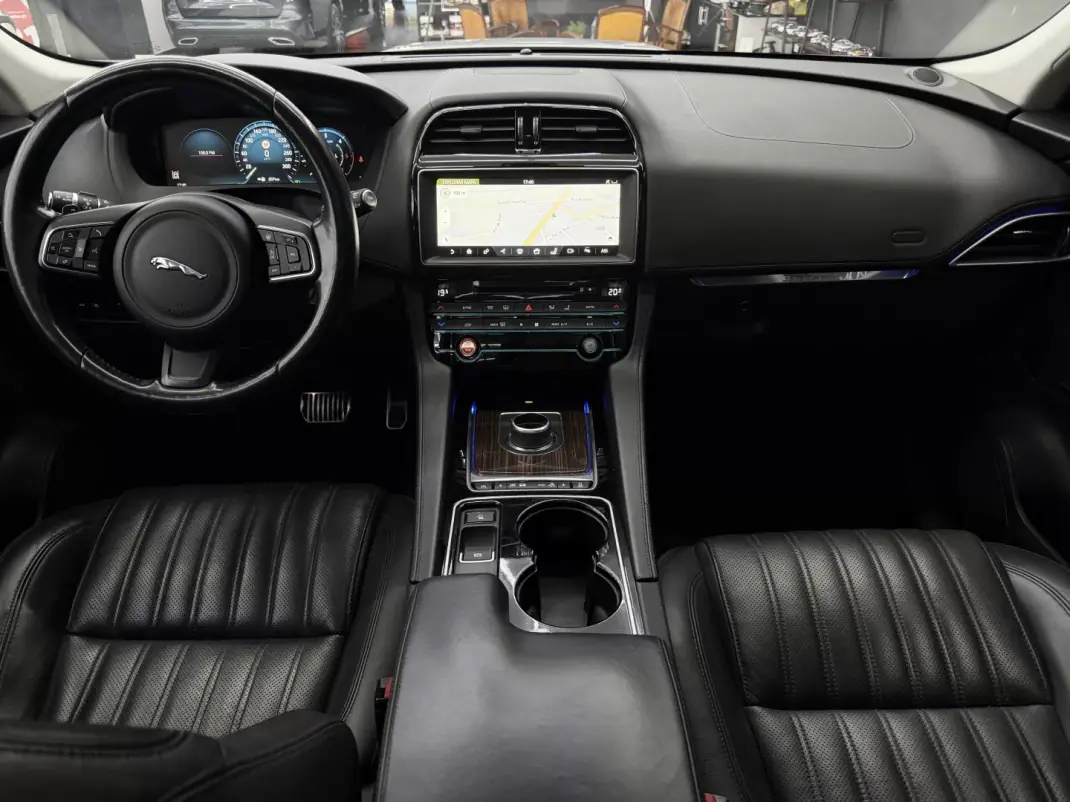 Jaguar F-Pace 2017 - 27950 EUR, 141687 km - 141687km - foto 23 de 48