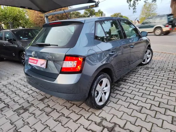 Skoda Fabia 2015 - 11900 EUR, 130000 km - AUTO.MOTO.pt - 130000km - foto 7 de 17