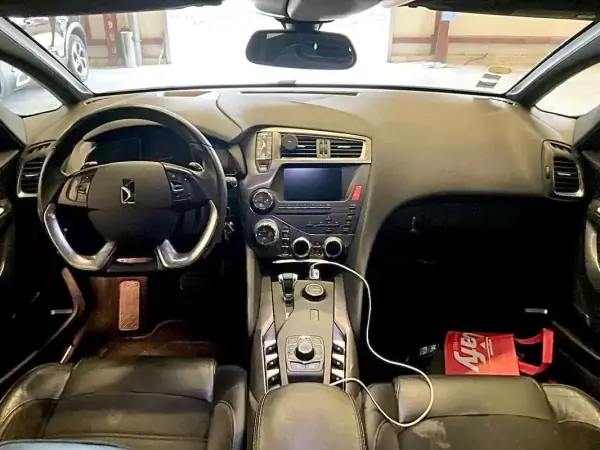 Citroën DS5 2013 - 10900 EUR, 179480 km - AUTO.MOTO.pt - 179480km - foto 7 de 11