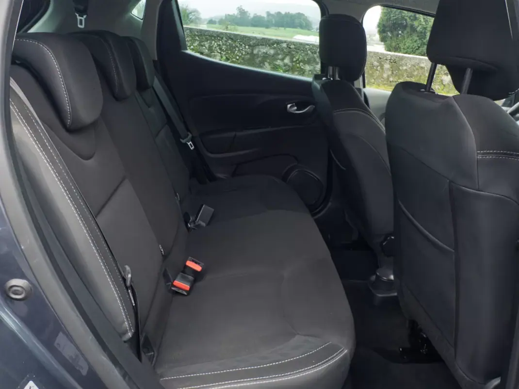 Renault Clio 2019 - 10990 EUR, 128000 km - AUTO.MOTO.pt - 128000km - foto 42 de 43