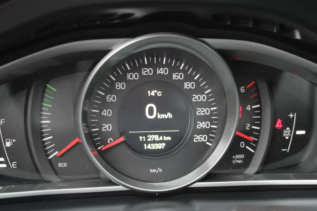 Volvo V40 2016 - 13990 EUR, 143000 km - AUTO.MOTO.pt - 143000km - foto 20 de 24