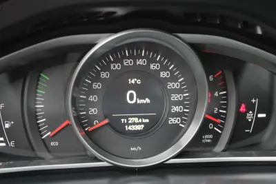 Volvo V40 2016 - 13990 EUR, 143000 km - AUTO.MOTO.pt - 143000km - foto 20 de 24