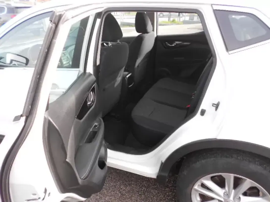 Nissan Qashqai 2015 - 16500 EUR, 100843 km - AUTO.MOTO.pt - 100843km - foto 8 de 12
