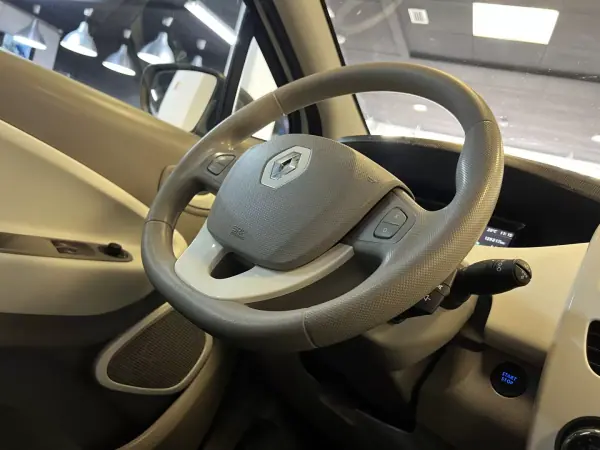 Renault Zoe 2018 - 10990 EUR, 130000 km - AUTO.MOTO.pt - 130000km - foto 30 de 36
