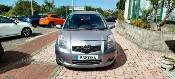 Toyota Yaris 2017 - 6950 EUR, 221000 km - AUTO.MOTO.pt - 221000km - foto 2 de 13