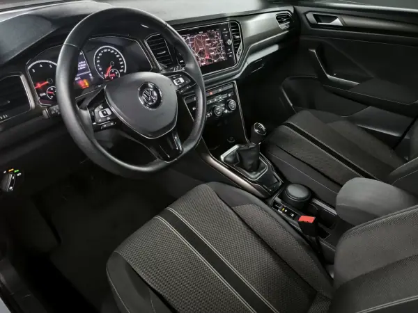 Volkswagen T-Roc 2018 - 15950 EUR, 98741 km - AUTO.MOTO.pt - 98741km - foto 20 de 34