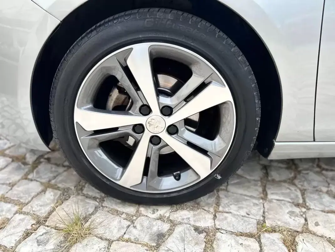Peugeot 308 2015 - 11900 EUR, 210000 km - AUTO.MOTO.pt - 210000km - foto 9 de 36