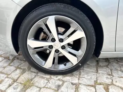 Peugeot 308 2015 - 11900 EUR, 210000 km - AUTO.MOTO.pt - 210000km - foto 9 de 36