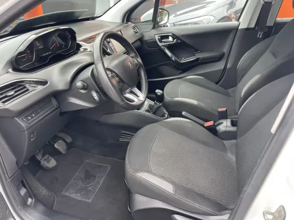 Peugeot 208 2015 - 8250 EUR, 123851 km - AUTO.MOTO.pt - 123851km - foto 8 de 12