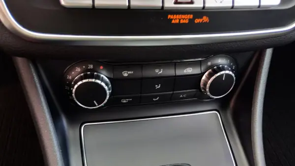 Mercedes-Benz CLA 180 2016 - 16950 EUR, 176000 km - AUTO.MOTO.pt - 176000km - foto 31 de 32