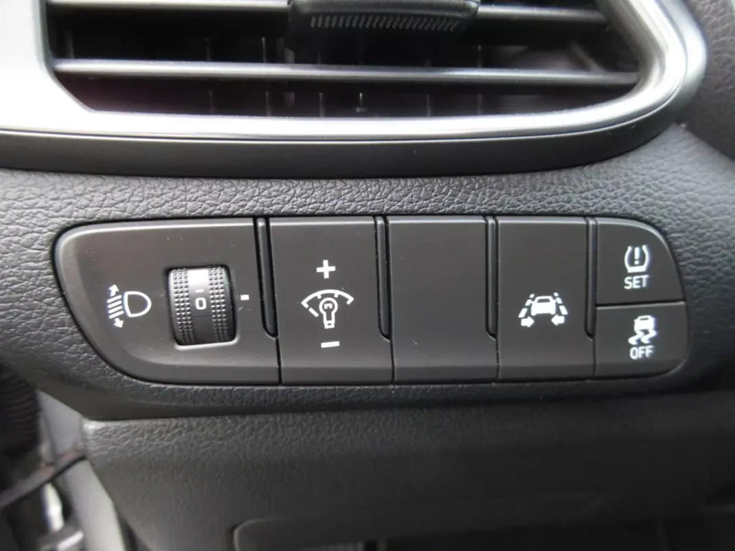 Hyundai i30 2019 - 14990 EUR, 108000 km - 108000km - foto 18 de 42