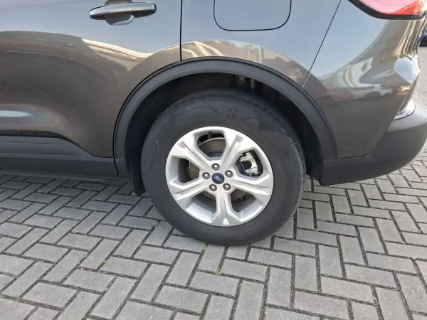 Ford Kuga 2021 - 21000 EUR, 59800 km - AUTO.MOTO.pt - 59800km - foto 9 de 36