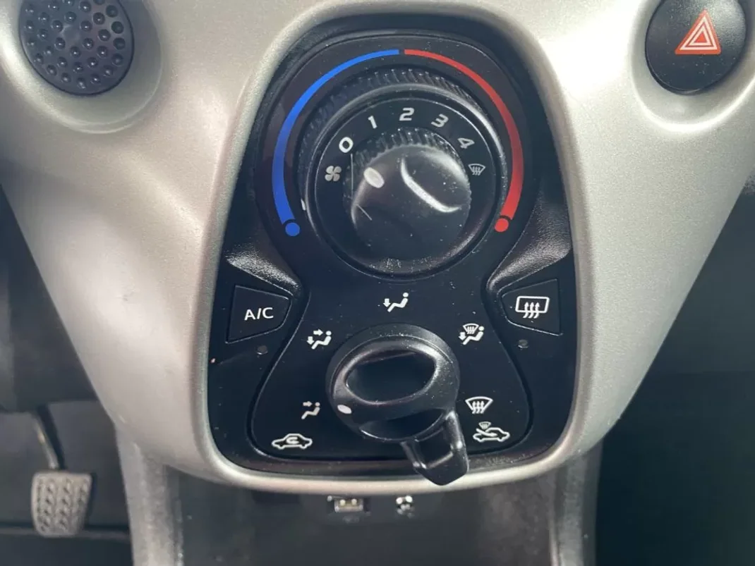 Peugeot 108 2014 - 6990 EUR, 108197 km - AUTO.MOTO.pt - 108197km - foto 10 de 12