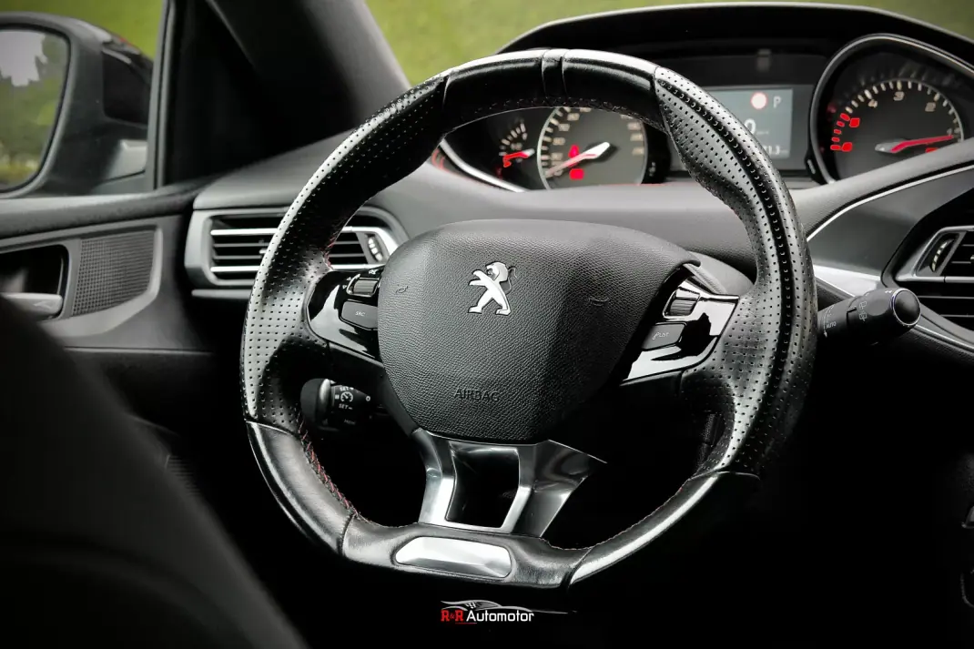 Peugeot 308 2018 - 14750 EUR, 218000 km - 218000km - foto 19 de 42