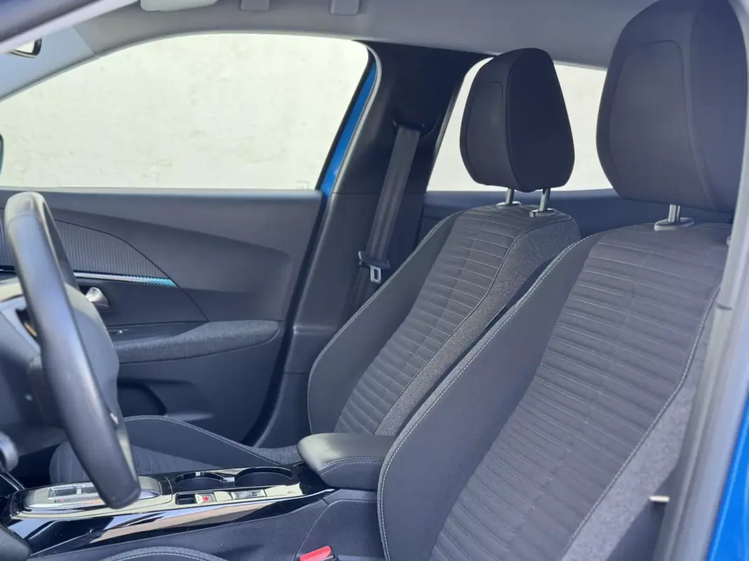 Peugeot e-2008 2022 - 16990 EUR, 109000 km - AUTO.MOTO.pt - 109000km - foto 9 de 12