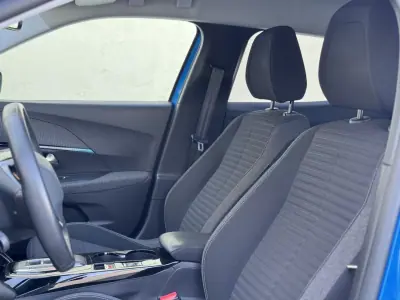 Peugeot e-2008 2022 - 16990 EUR, 109000 km - AUTO.MOTO.pt - 109000km - foto 9 de 12