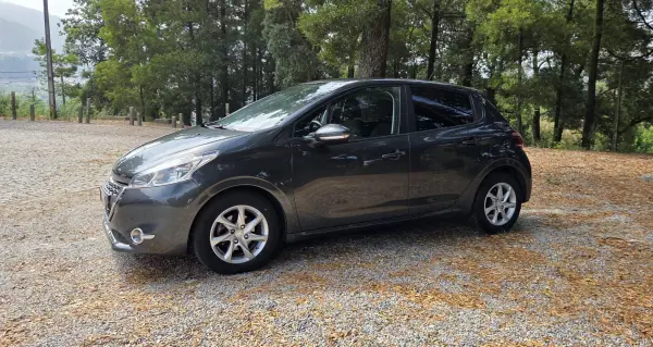 Peugeot 208 2013 - 5990 EUR, 168000 km - AUTO.MOTO.pt - 168000km - foto 4 de 16