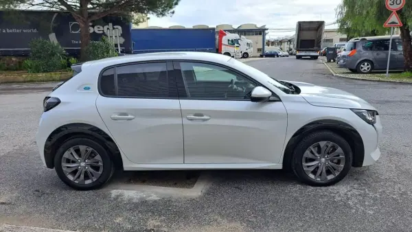 Peugeot e-208 2021 - 16480 EUR, 40817 km - AUTO.MOTO.pt - 40817km - foto 17 de 56
