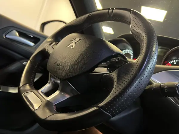 Peugeot 308 2017 - 10990 EUR, 120000 km - AUTO.MOTO.pt - 120000km - foto 32 de 35