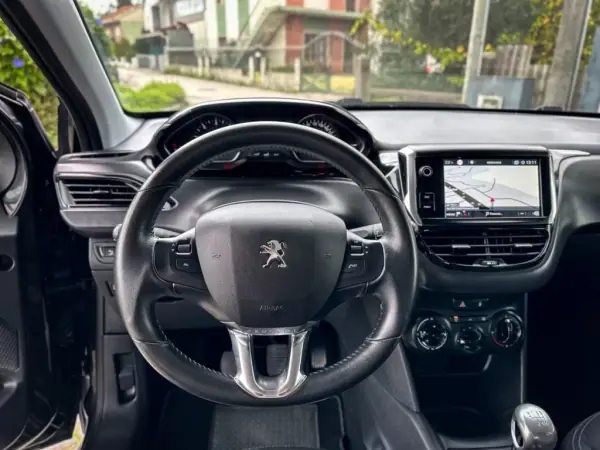 Peugeot 208 2018 - 11690 EUR, 118000 km - AUTO.MOTO.pt - 118000km - foto 6 de 12