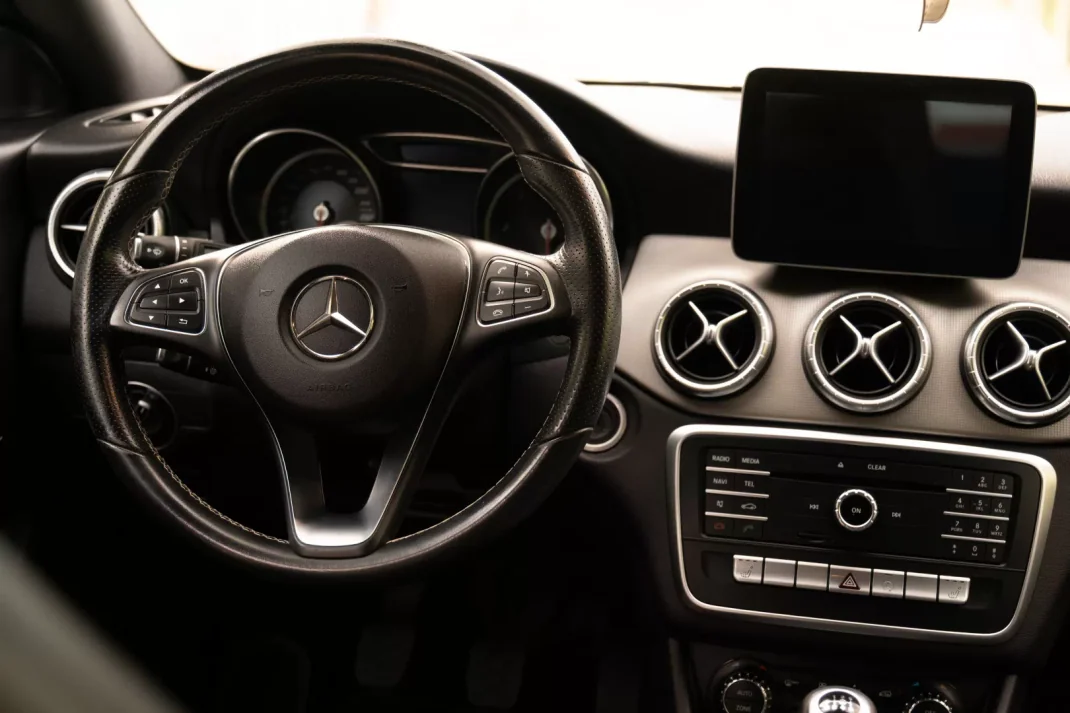 Mercedes-Benz CLA 180 2017 - 17800 EUR, 209068 km - AUTO.MOTO.pt - 209068km - foto 6 de 10