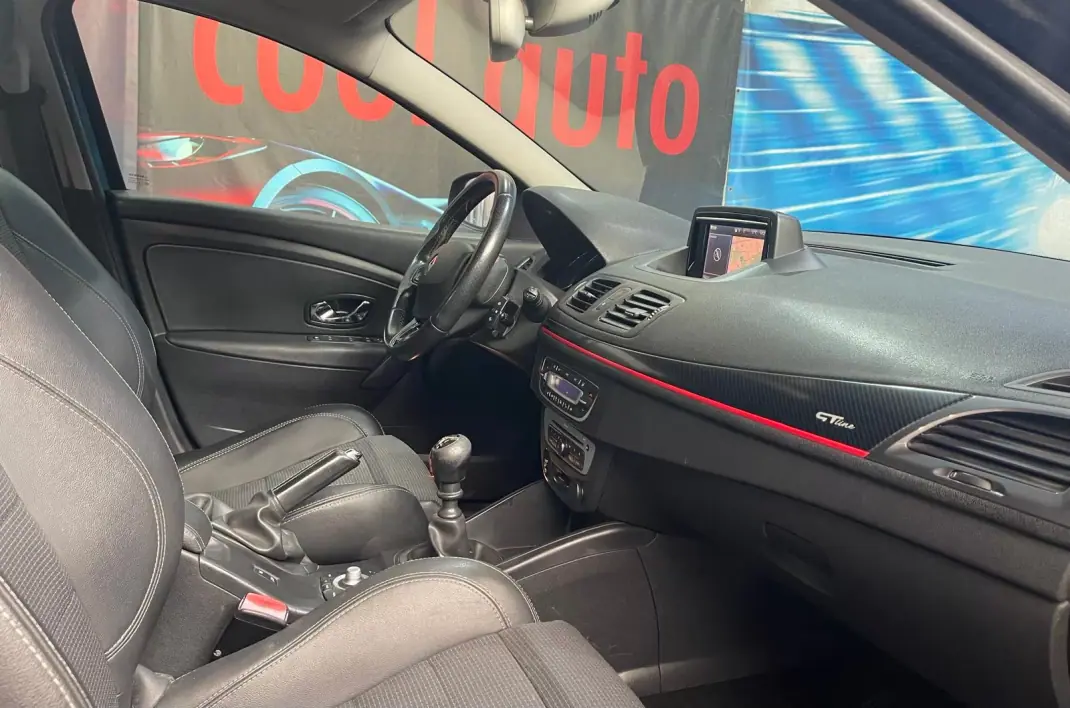 Renault Mégane Sport Tourer 2014 - 9999 EUR, 163000 km - AUTO.MOTO.pt - 163000km - foto 33 de 47