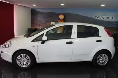 Fiat Punto 2018 - 8990 EUR, 149000 km - AUTO.MOTO.pt - 149000km - foto 3 de 11