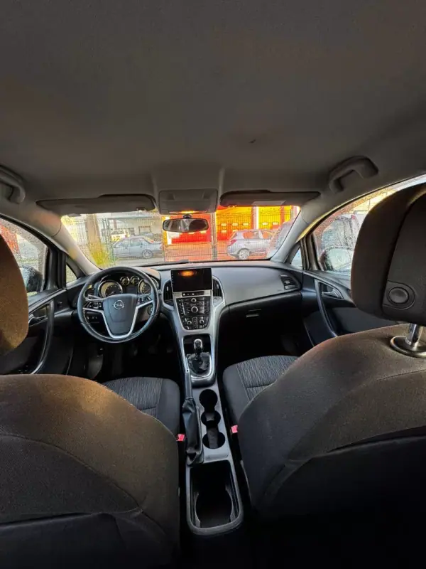Opel Astra Sports Tourer 2015 - 8999 EUR, 276000 km - AUTO.MOTO.pt - 276000km - foto 6 de 8