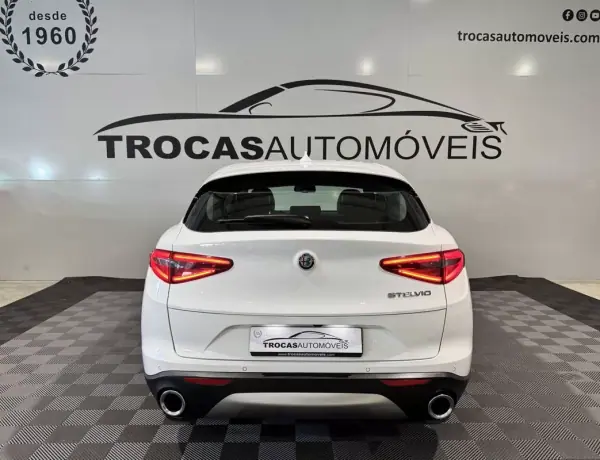 Alfa Romeo Stelvio 2017 - 22900 EUR, 215900 km - AUTO.MOTO.pt - 215900km - foto 6 de 60