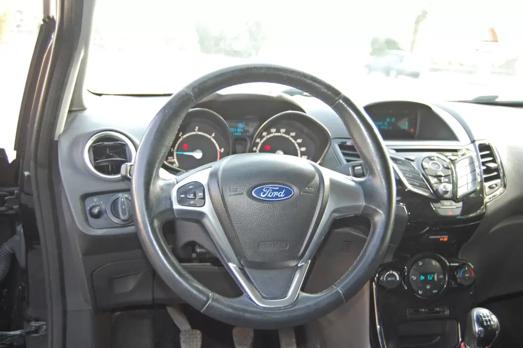 Ford Fiesta 2015 - 7490 EUR, 204000 km - AUTO.MOTO.pt - 204000km - foto 9 de 10