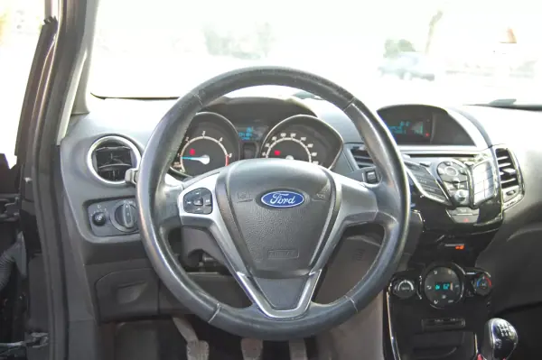Ford Fiesta 2015 - 7490 EUR, 204000 km - AUTO.MOTO.pt - 204000km - foto 9 de 10