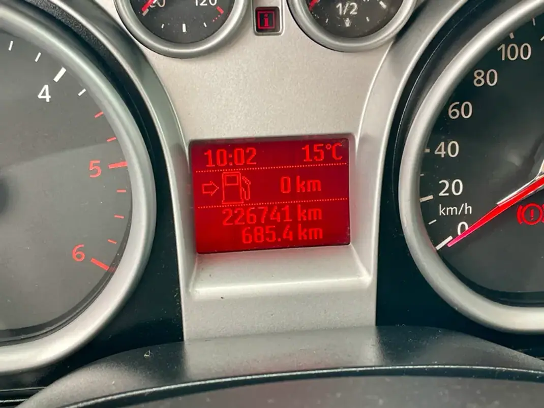 Ford Focus SW 2011 - 7750 EUR, 226741 km - AUTO.MOTO.pt - 226741km - foto 12 de 25