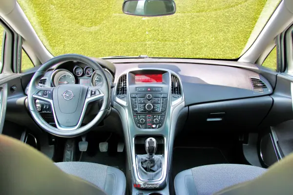 Opel Astra Sports Tourer 2011 - 7990 EUR, 175000 km - AUTO.MOTO.pt - 175000km - foto 13 de 27