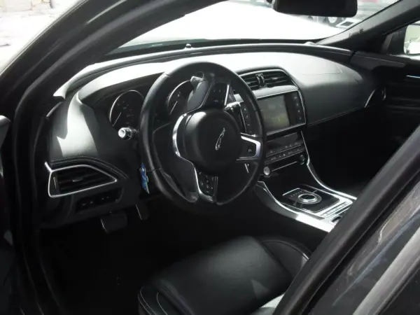 Jaguar XE 2017 - 25950 EUR, 59977 km - AUTO.MOTO.pt - 59977km - foto 18 de 35