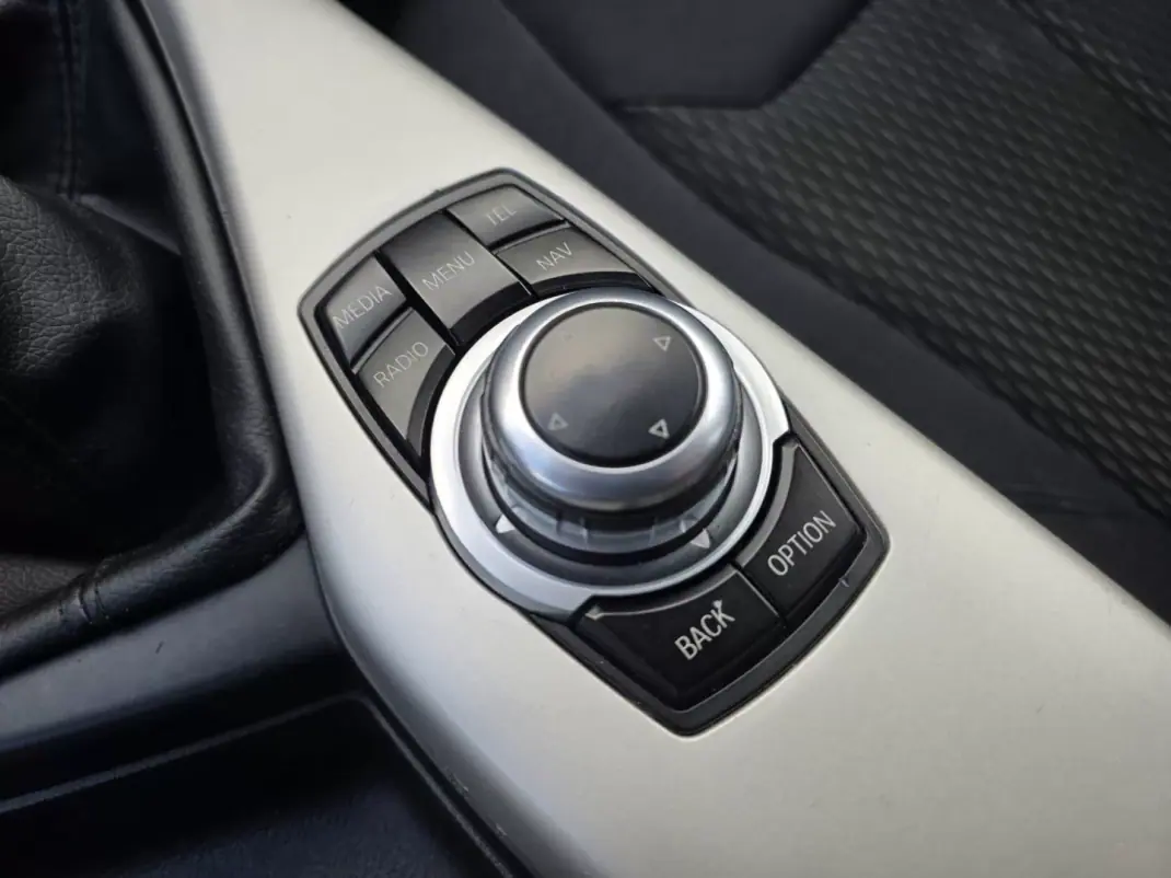 BMW 116 2014 - 11990 EUR, 180000 km - AUTO.MOTO.pt - 180000km - foto 27 de 32