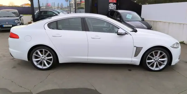 Jaguar XF 2013 - 26000 EUR, 220000 km - AUTO.MOTO.pt - 220000km - foto 3 de 11