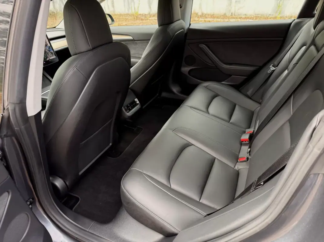 Tesla Model 3 2021 - 29900 EUR, 128000 km - 128000km - foto 13 de 26