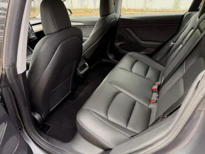 Tesla Model 3 2021 - 29900 EUR, 128000 km - 128000km - foto 13 de 26