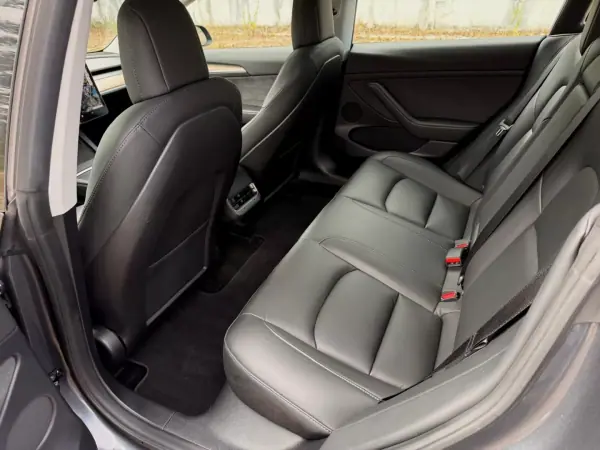 Tesla Model 3 2021 - 29900 EUR, 128000 km - 128000km - foto 13 de 26