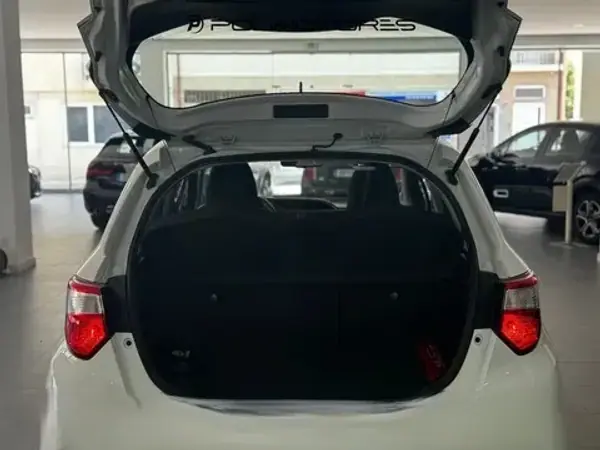 Toyota Yaris 2018 - 14750 EUR, 84619 km - AUTO.MOTO.pt - 84619km - foto 8 de 17