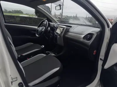 Toyota Aygo 2018 - 9990 EUR, 90000 km - AUTO.MOTO.pt - 90000km - foto 17 de 28