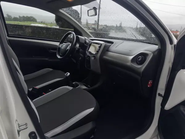 Toyota Aygo 2018 - 9990 EUR, 90000 km - AUTO.MOTO.pt - 90000km - foto 17 de 28