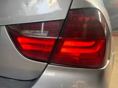 BMW 318 2010 - 10999 EUR, 181000 km - AUTO.MOTO.pt - 181000km - foto 29 de 46