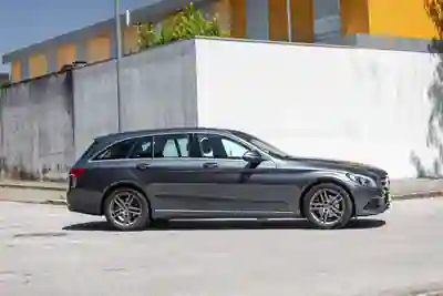 Mercedes-Benz C 220 2014 - 11750 EUR, 324000 km - 324000km - foto 3 de 15