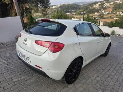 Alfa Romeo Giulietta 2015 - 13500 EUR, 148000 km - AUTO.MOTO.pt - 148000km - foto 27 de 49