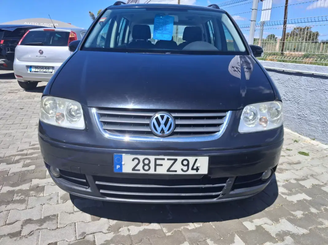 Volkswagen Touran 2005 - 4900 EUR, 247000 km - AUTO.MOTO.pt - 247000km - foto 4 de 12