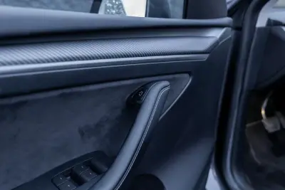 Tesla Model Y 2023 - 37900 EUR, 45000 km - AUTO.MOTO.pt - 45000km - foto 15 de 18